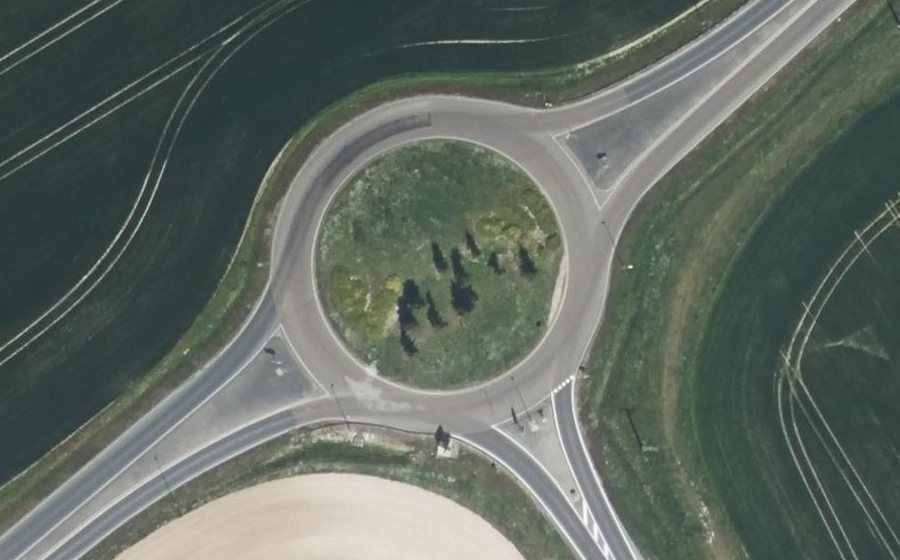 Vue aérienne du Rond-point anonyme n°368335435