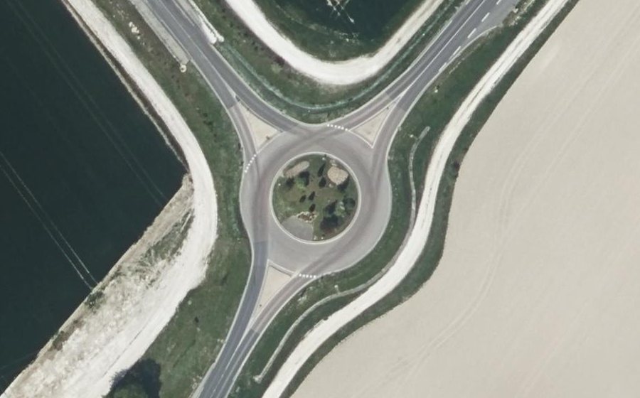 Vue aérienne du Rond-point anonyme n°368335436