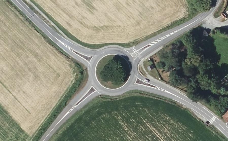 Vue aérienne du Rond-point anonyme n°36833565