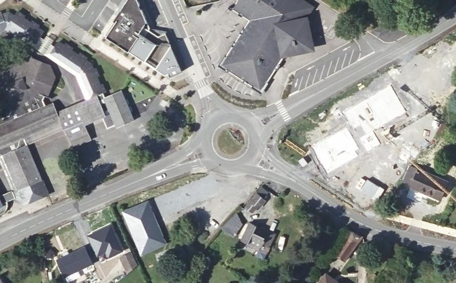 Vue aérienne du Rond-point anonyme n°36833575