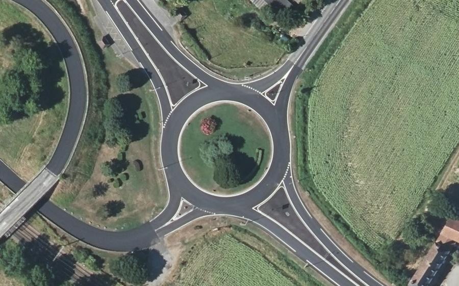 Vue aérienne du Rond-point anonyme n°36834475