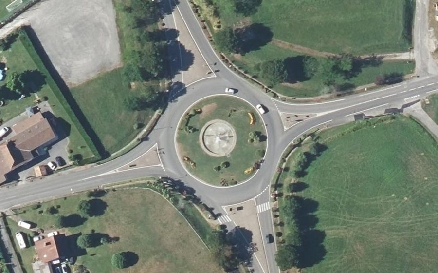 Vue aérienne du Rond-point anonyme n°36834480