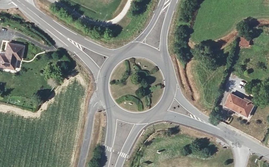 Vue aérienne du Rond-point anonyme n°36835725