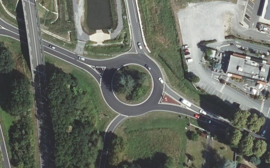 Vue aérienne du Rond-point anonyme n°36835761