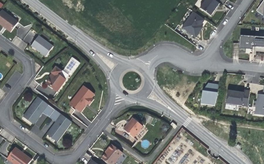 Vue aérienne du Rond-point anonyme n°368447898
