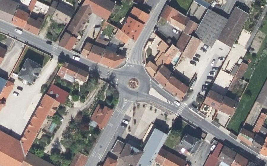 Vue aérienne du Rond-point anonyme n°368447899