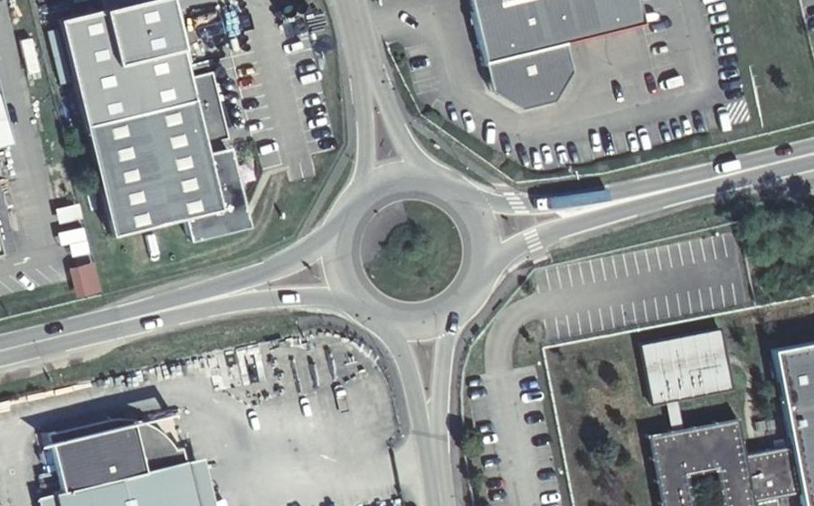 Vue aérienne du Rond-point anonyme n°368459443