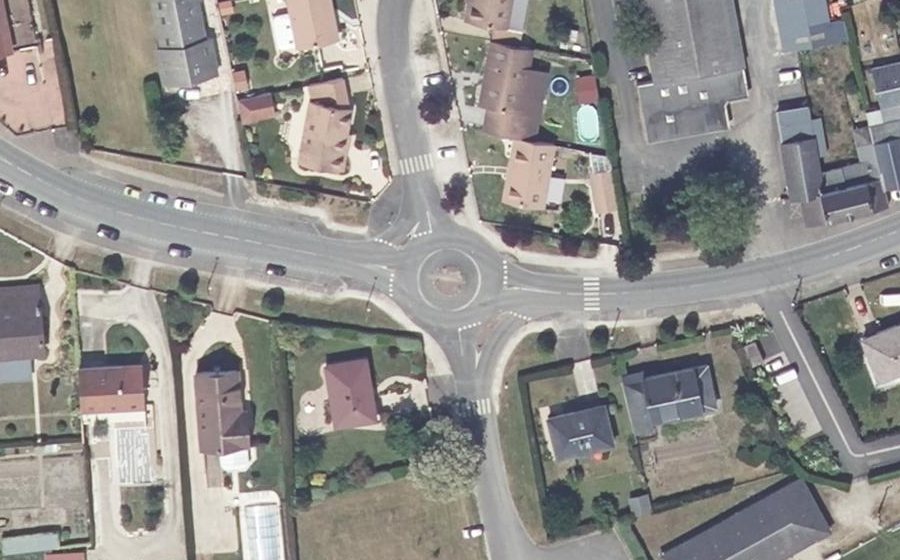 Vue aérienne du Rond-point anonyme n°368459557