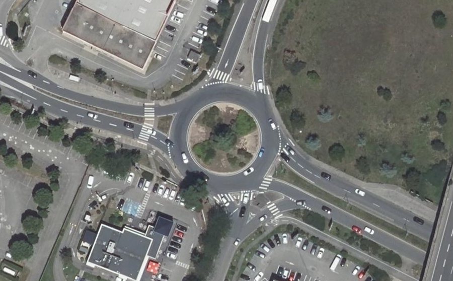 Vue aérienne du Rond-point anonyme n°368461097