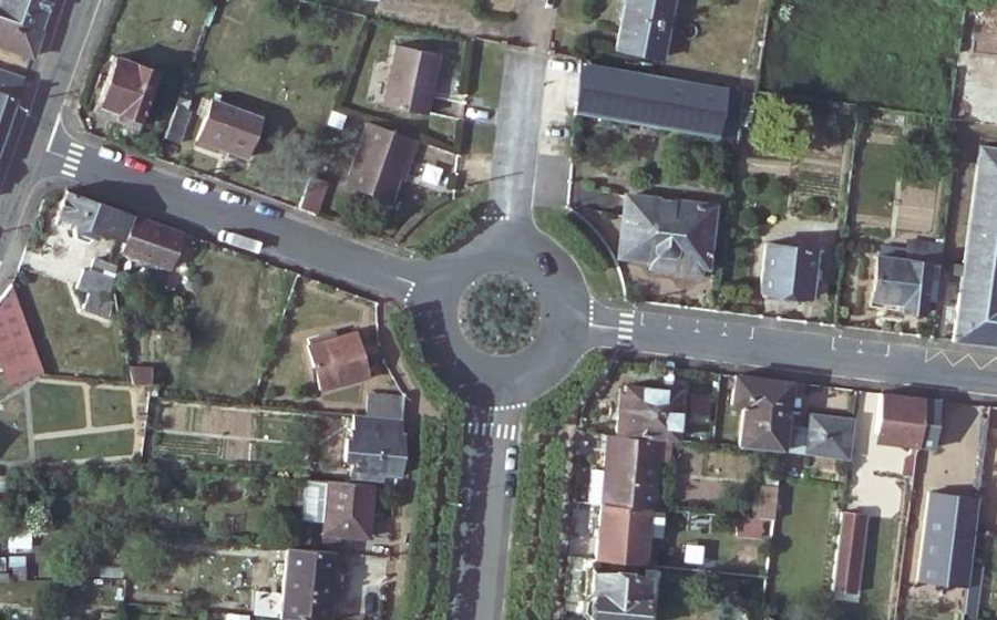 Vue aérienne du Rond-point anonyme n°36852498