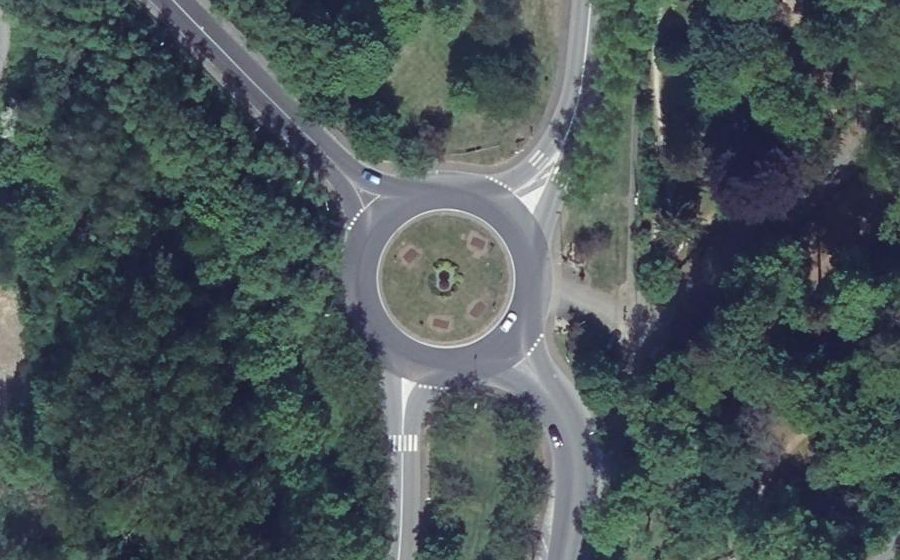 Vue aérienne du Rond-point anonyme n°368527396