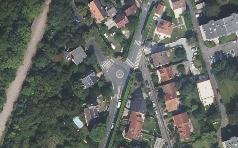 Vue aérienne du Rond-point anonyme n°368537534