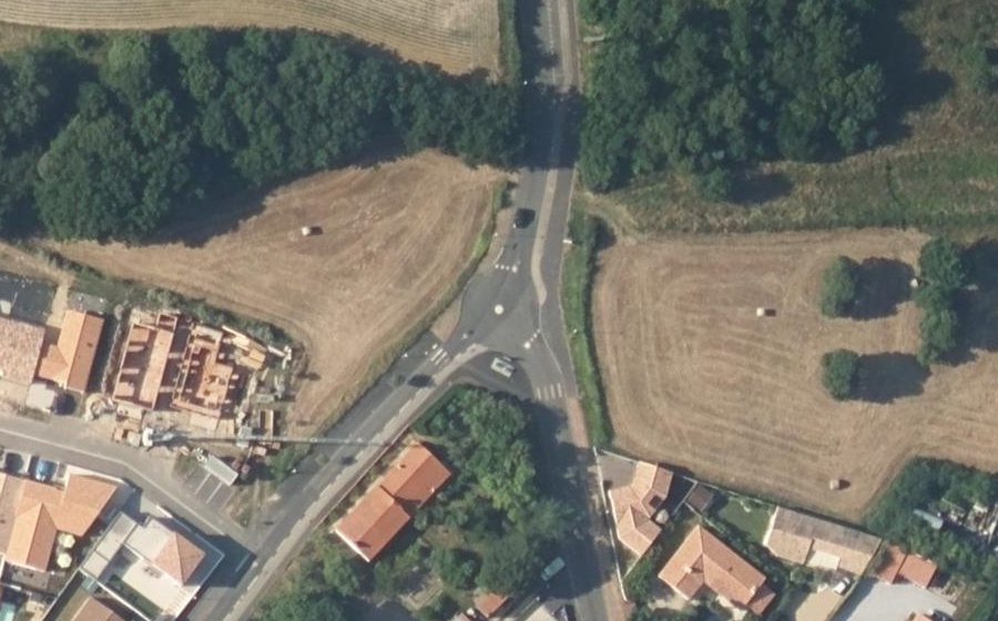Vue aérienne du Rond-point anonyme n°368557041