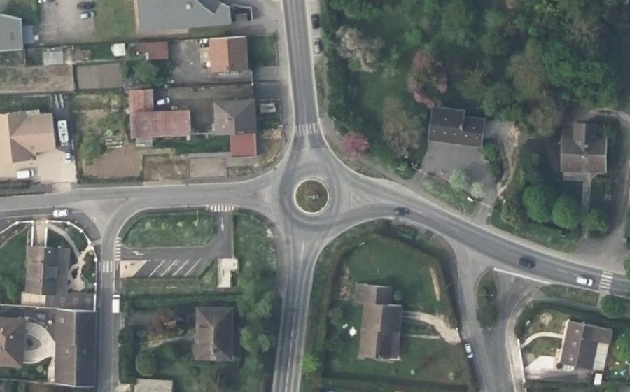 Vue aérienne du Rond-point anonyme n°368592078