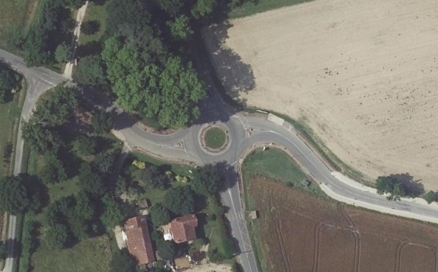 Vue aérienne du Rond-point anonyme n°36860341