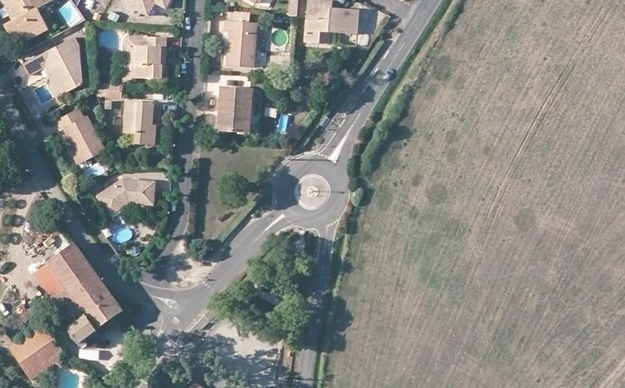 Vue aérienne du Rond-point anonyme n°36860912