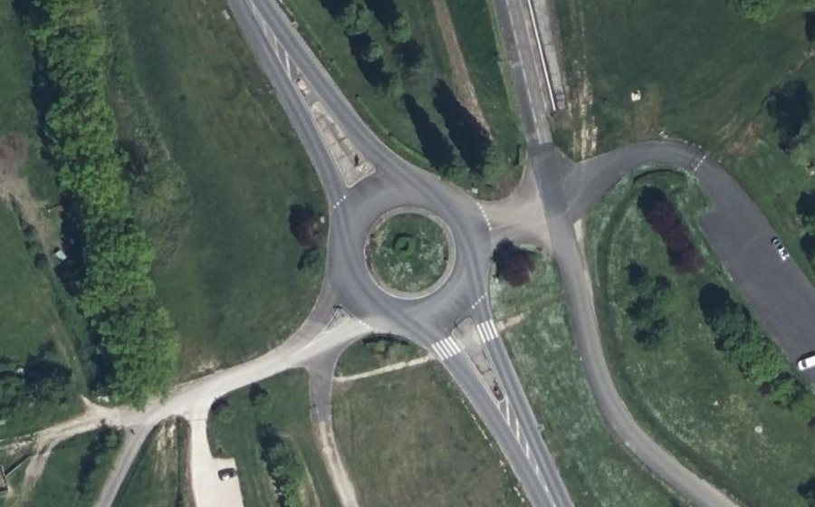 Vue aérienne du Rond-point anonyme n°368615211