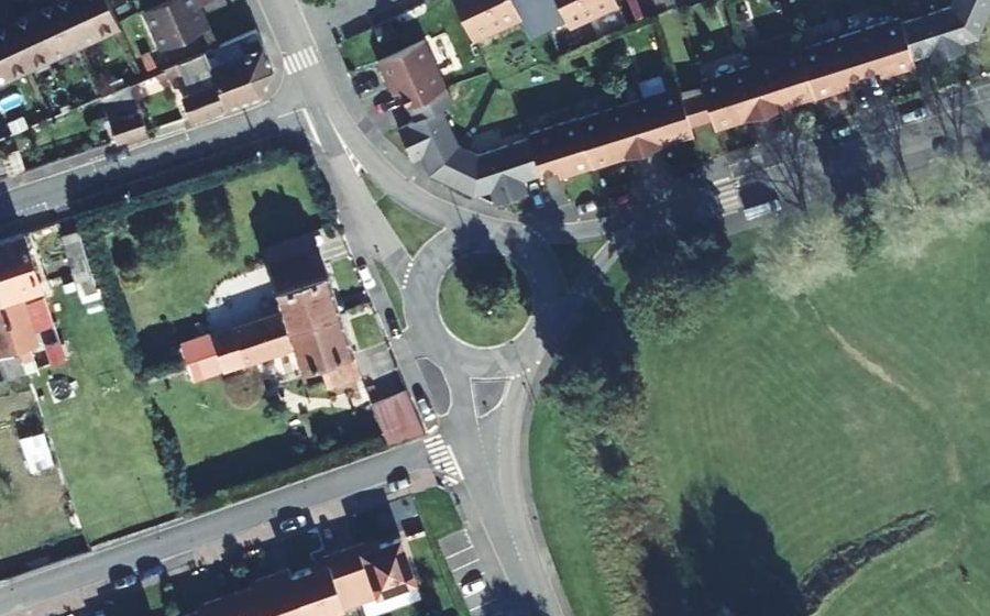 Vue aérienne du Rond-point anonyme n°368615940