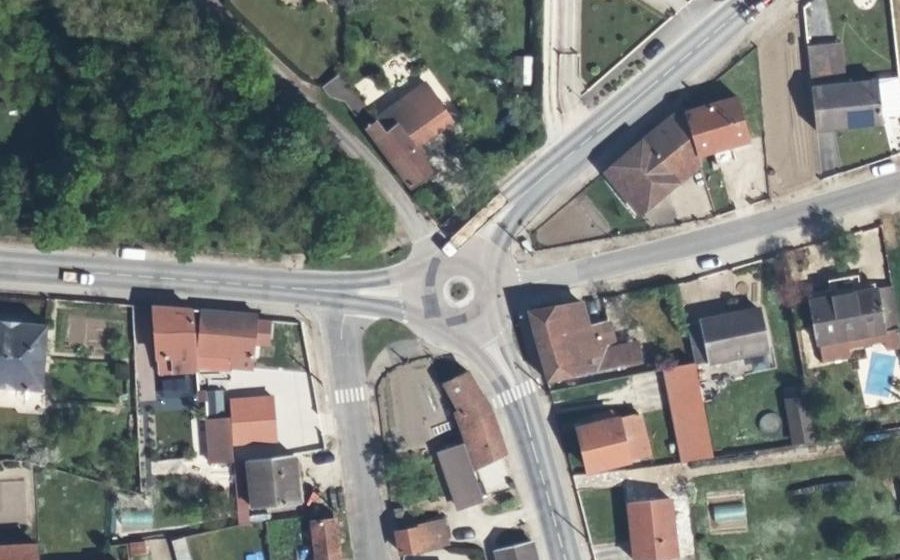 Vue aérienne du Rond-point anonyme n°368627471