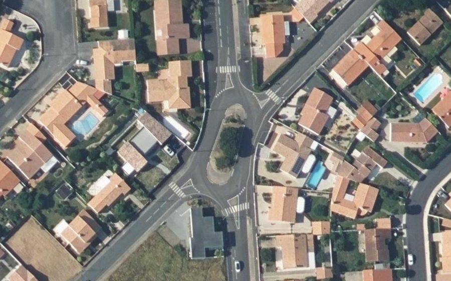 Vue aérienne du Rond-point anonyme n°368700165