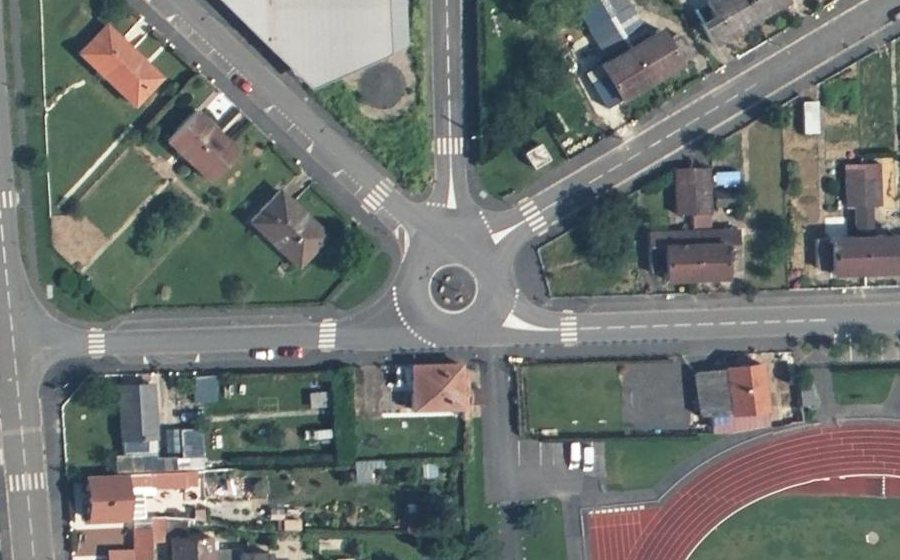 Vue aérienne du Rond-point anonyme n°368735949