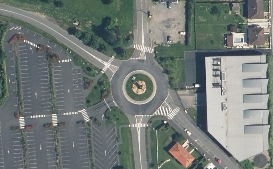 Vue aérienne du Rond-point anonyme n°368735950