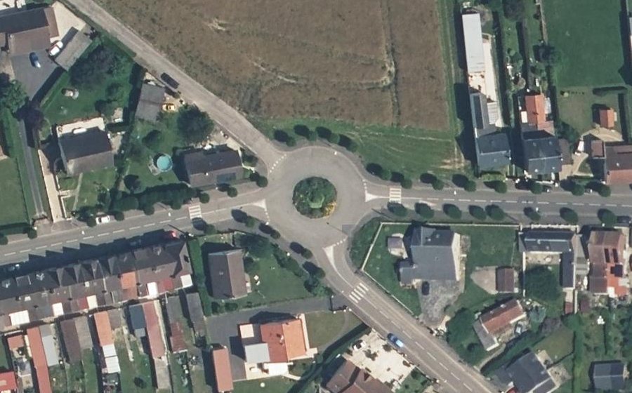 Vue aérienne du Rond-point anonyme n°368735959