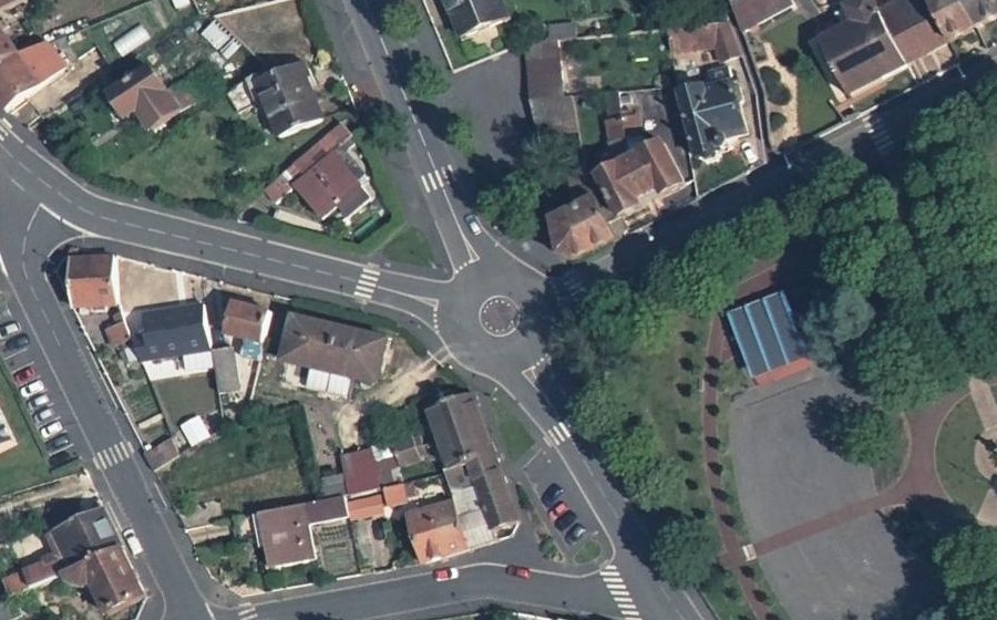 Vue aérienne du Rond-point anonyme n°368735963