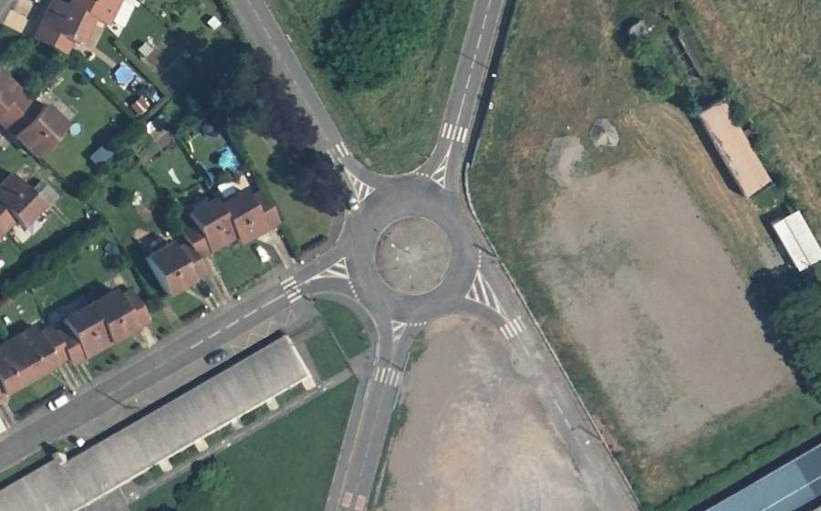 Vue aérienne du Rond-point anonyme n°368735986