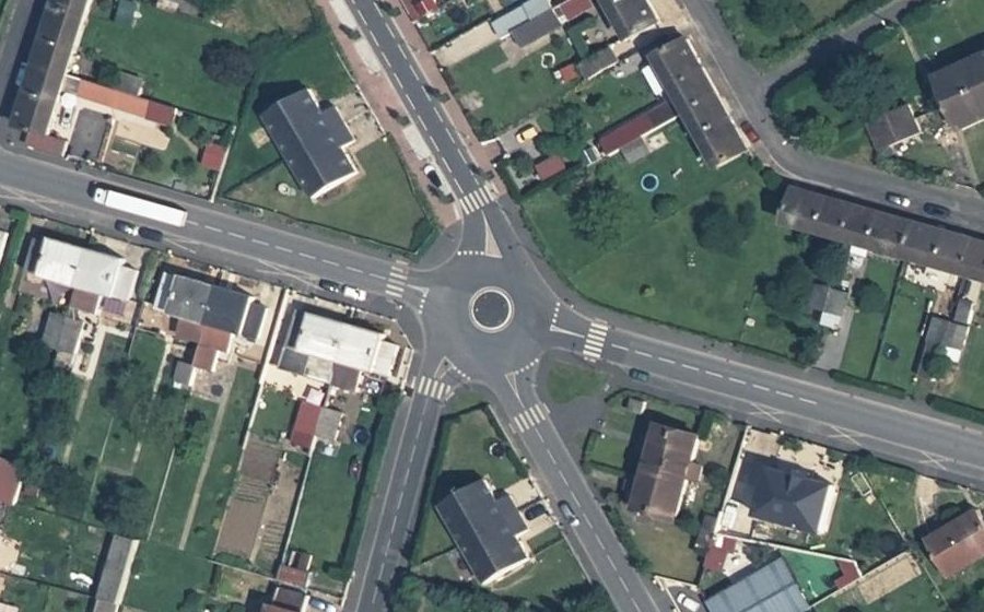 Vue aérienne du Rond-point anonyme n°368735994