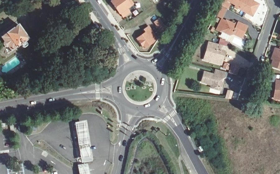 Vue aérienne du Rond-point anonyme n°368786572