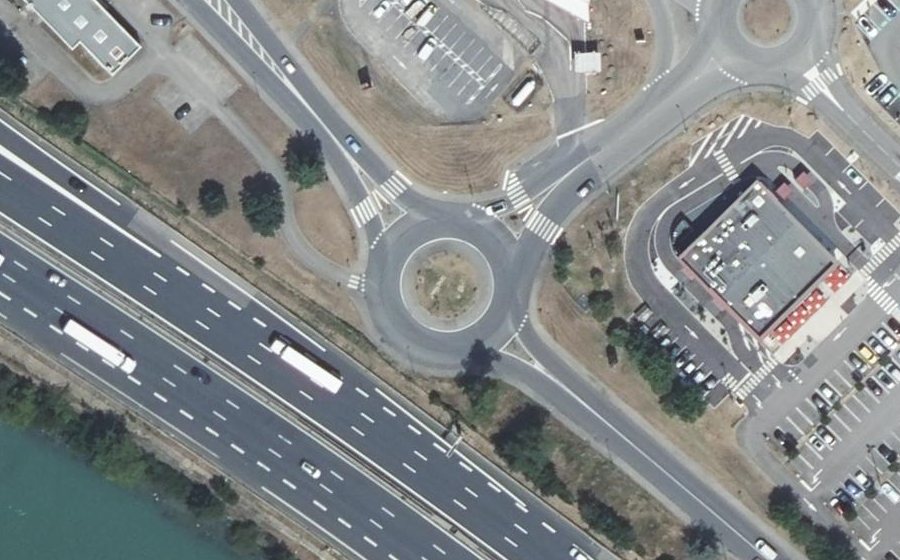 Vue aérienne du Rond-point anonyme n°368823018