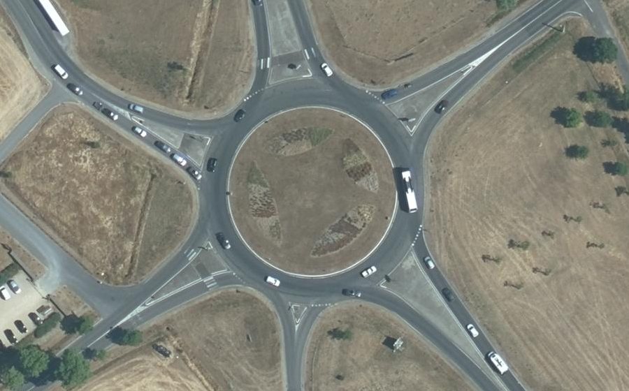 Vue aérienne du Rond-point anonyme n°36884612