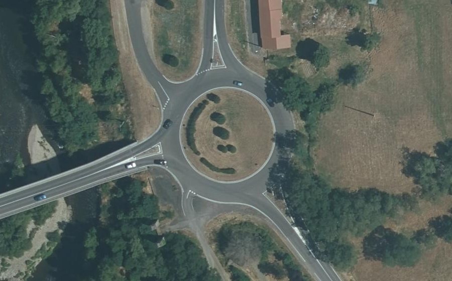 Vue aérienne du Rond-point anonyme n°36884619