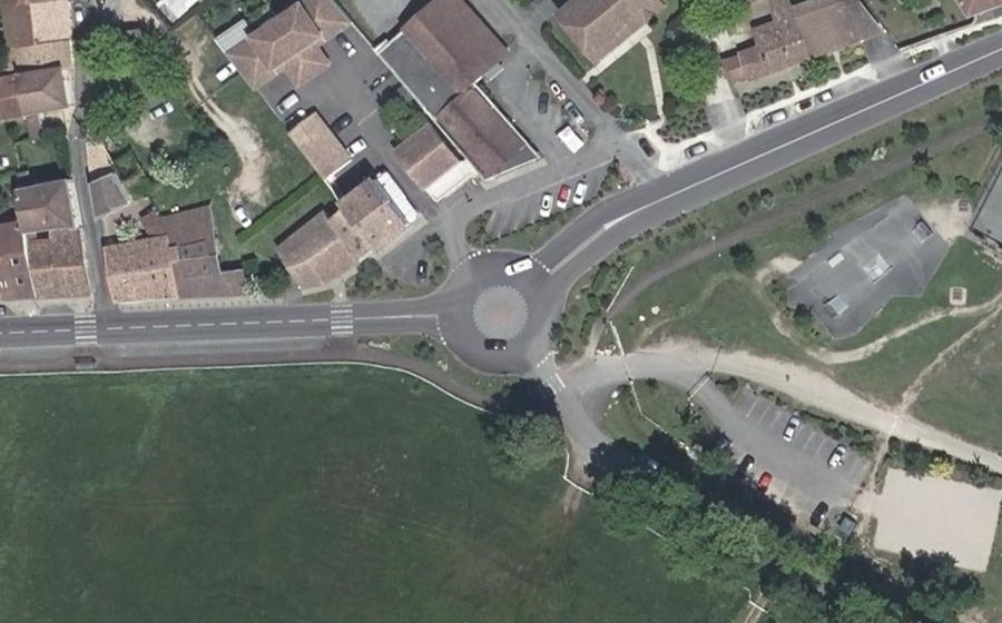 Vue aérienne du Rond-point anonyme n°36884628