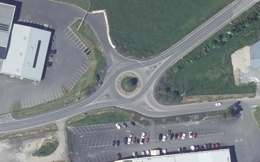 Vue aérienne du Rond-point anonyme n°368996218