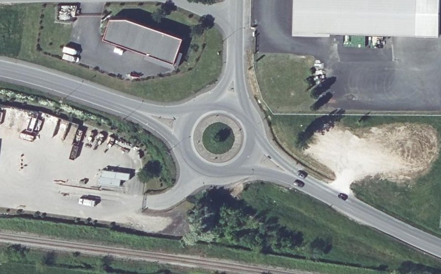 Vue aérienne du Rond-point anonyme n°368996219