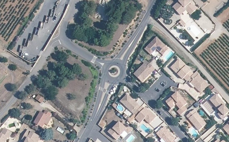 Vue aérienne du Rond-point anonyme n°36913074