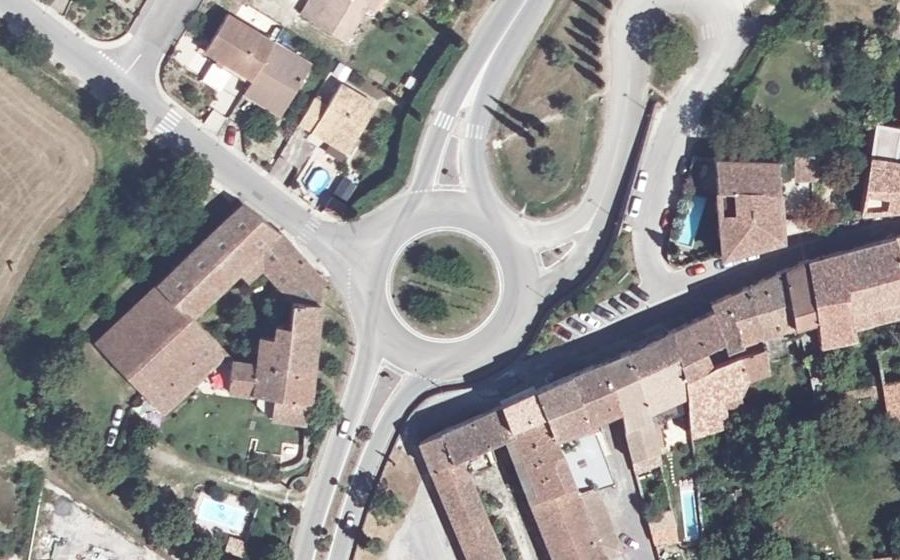 Vue aérienne du Rond-point anonyme n°36915720