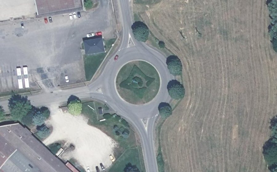 Vue aérienne du Rond-point anonyme n°36931785