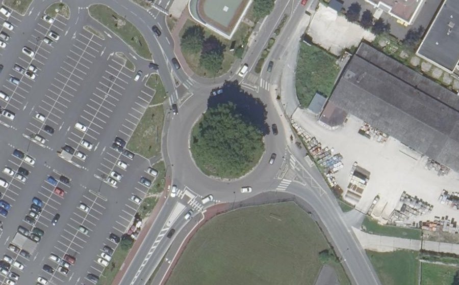 Vue aérienne du Rond-point anonyme n°36936480