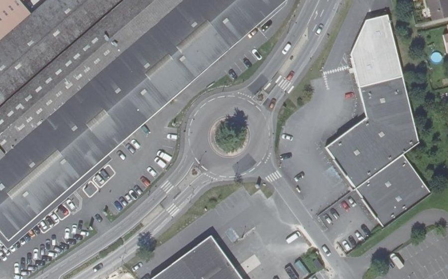 Vue aérienne du Rond-point anonyme n°36936494