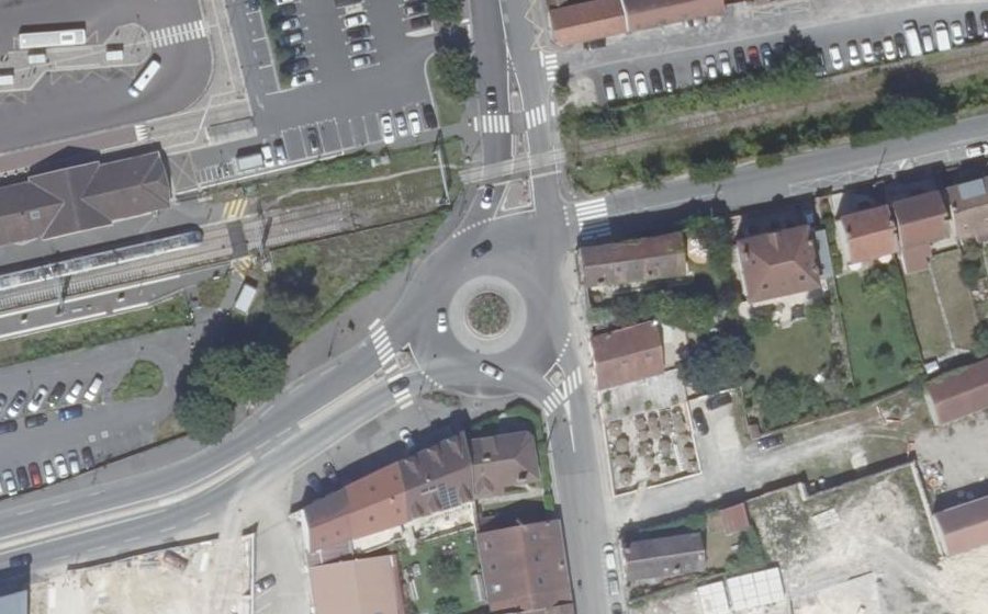 Vue aérienne du Rond-point anonyme n°36936541