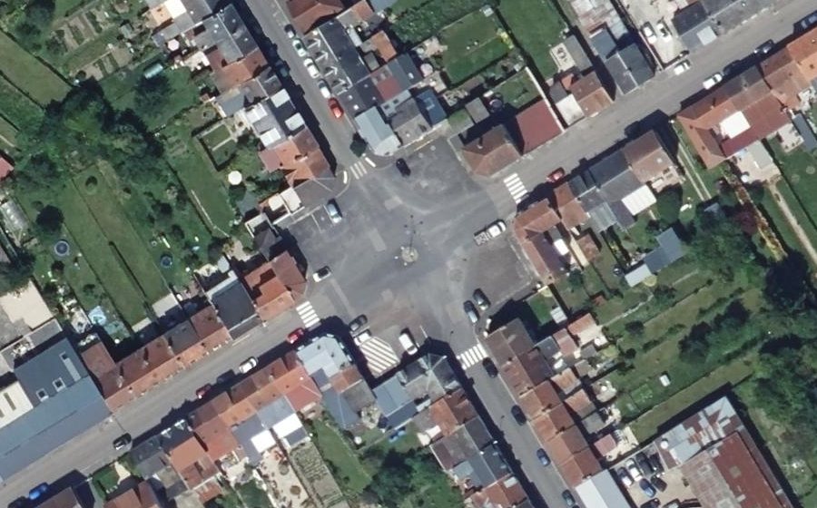 Vue aérienne du Rond-point anonyme n°369368231
