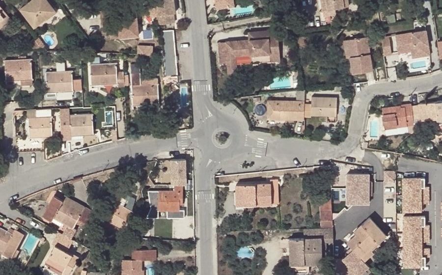 Vue aérienne du Rond-point anonyme n°369370761