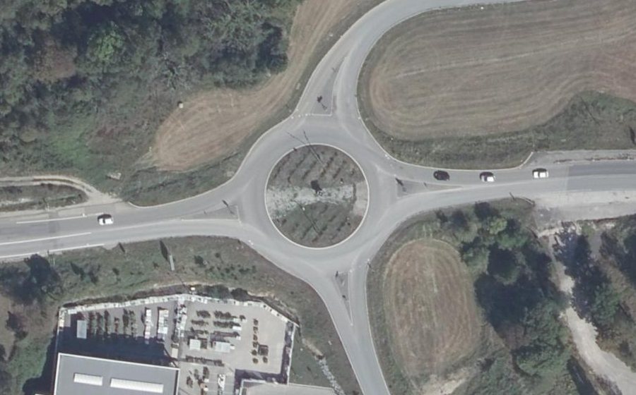 Vue aérienne du Rond-point anonyme n°369389212