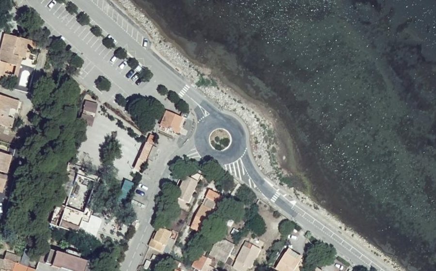 Vue aérienne du Rond-point anonyme n°369569070
