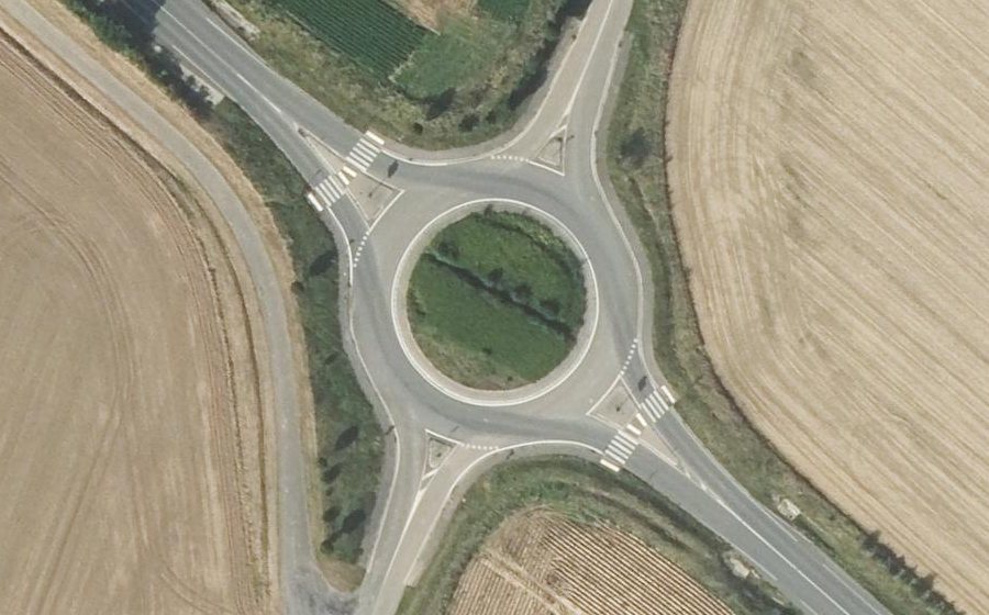 Vue aérienne du Rond-point anonyme n°369581072
