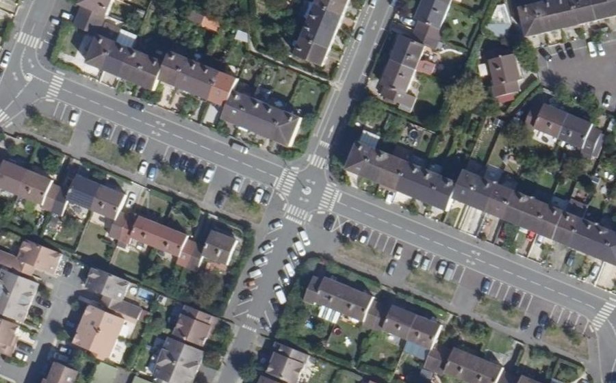 Vue aérienne du Rond-point anonyme n°369658439