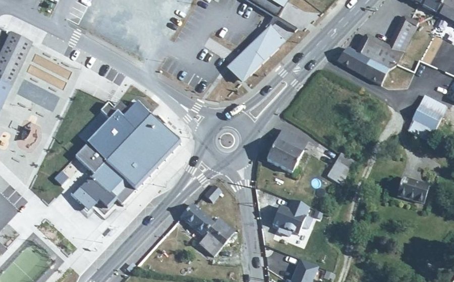 Vue aérienne du Rond-point anonyme n°369659153